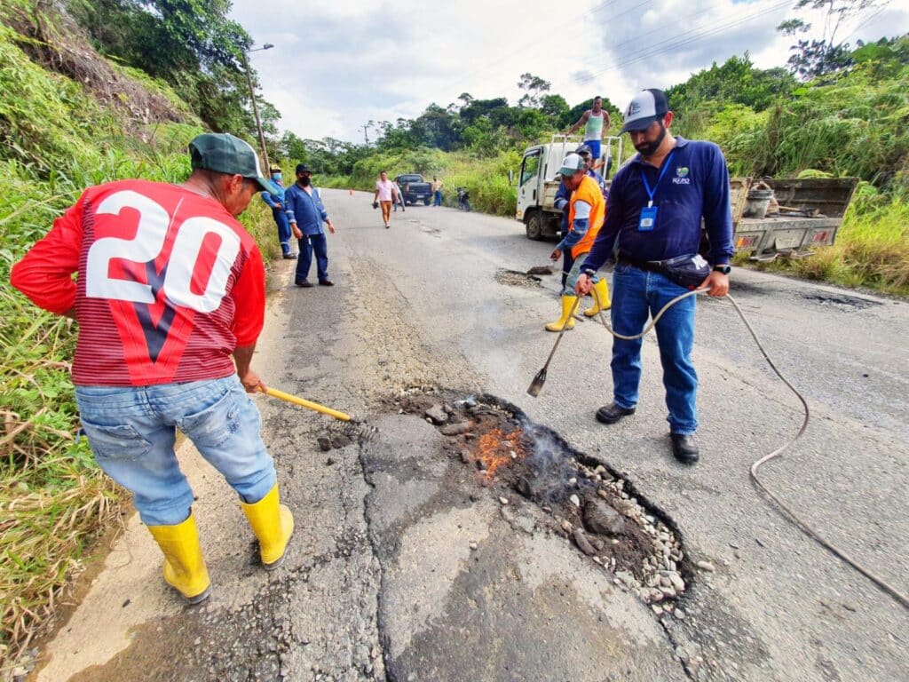 Prefectura-de-Napo-ejecuta-el-bacheo-emergente-en-los-puntos-criticos-de-las-vias-rurales-asfaltadas-de-Tena-y-Archidona