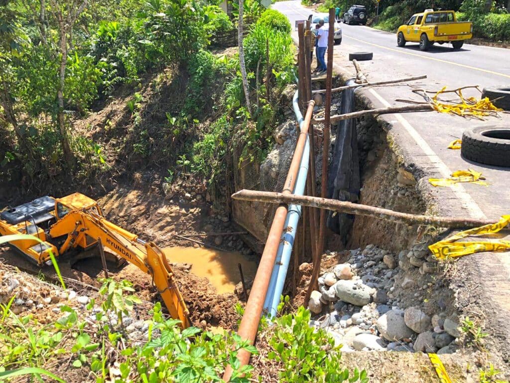 Prefectura-de-Napo-ejecuta-la-construccion-de-Muro-de-gaviones-en-la-comunidad-San-Pedro-de-Apayaku-en-Tena