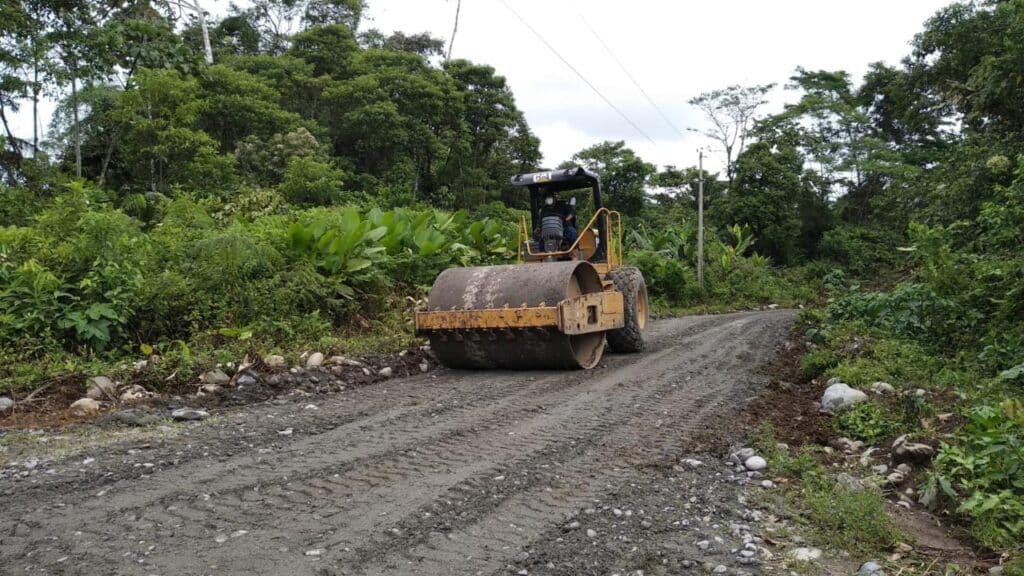 Trabajos-viales-en-la-comunidad-Pitayacu-permiten-el-acceso-vehicular-del-transporte-publico