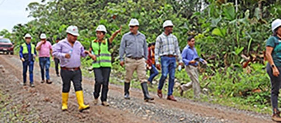 Inspeccion-de-obras-en-la-parroquia-Ahuano