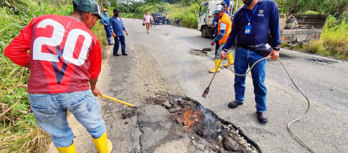 Prefectura-de-Napo-ejecuta-el-bacheo-emergente-en-los-puntos-criticos-de-las-vias-rurales-asfaltadas-de-Tena-y-Archidona