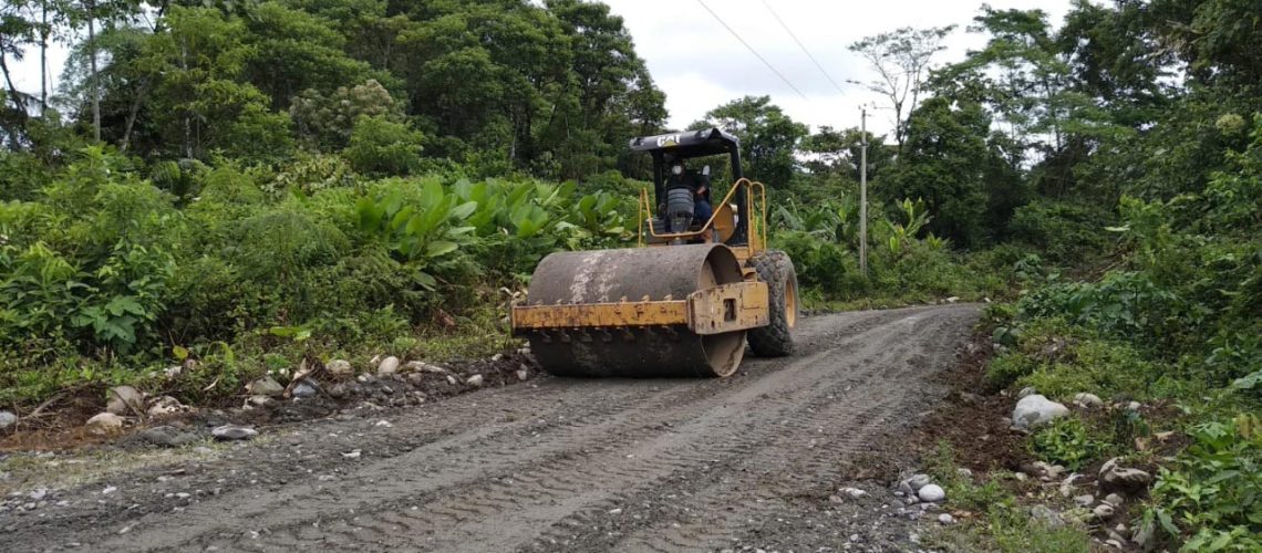 Trabajos-viales-en-la-comunidad-Pitayacu-permiten-el-acceso-vehicular-del-transporte-publico